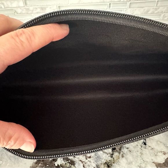 SKIMS neoprene pouch NWT - Picture 3 of 4